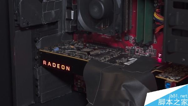 AMD Radeon VEGA显卡实物全球首曝:尾部一小块电路板