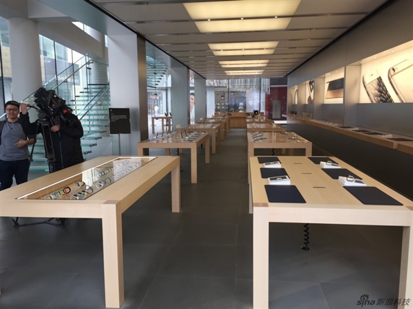 Apple Watch今日下午3点01分后开始预购开卖！美女店员帮你试戴