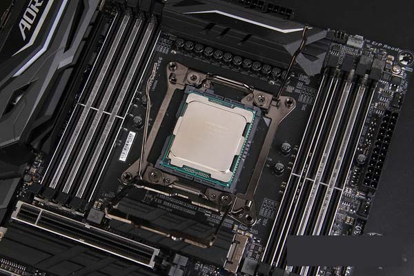 i9-7980XE和i9-7900X哪个好？i9-7900X与i9-7980XE性能对比详细评测