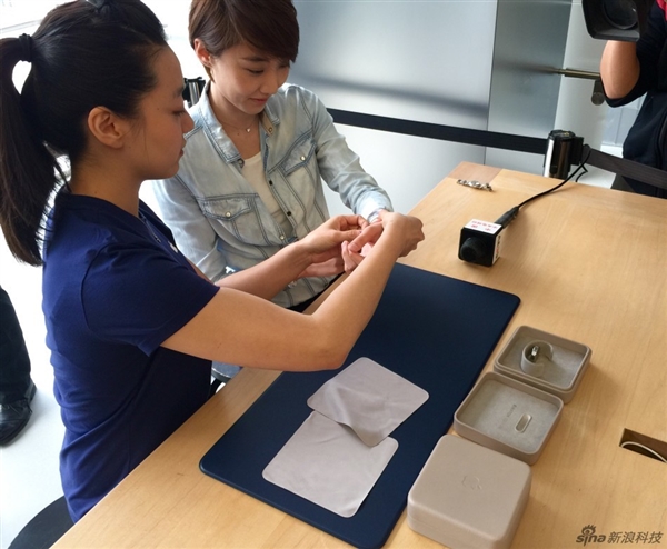 Apple Watch今日下午3点01分后开始预购开卖！美女店员帮你试戴